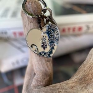 FOSSIL | Floral Filigree Enamel Heart Keychain